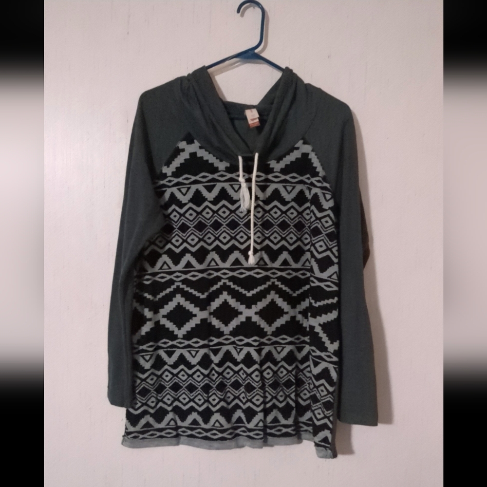 Long sleeve shirt with felt design